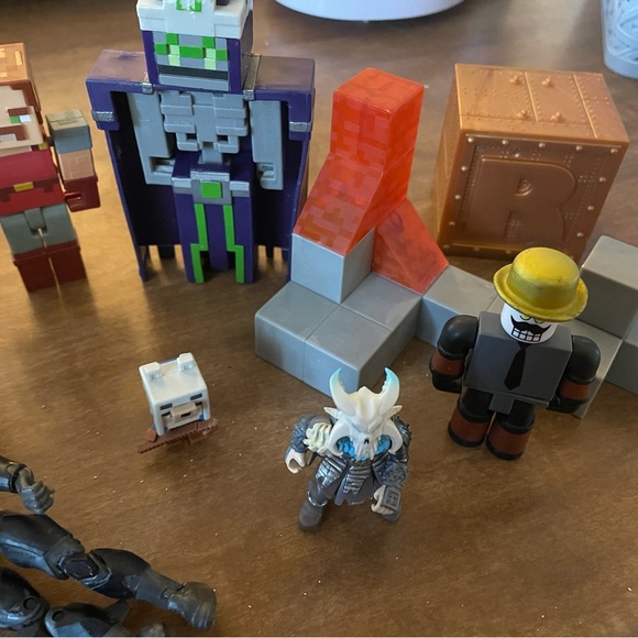 Mix of Minecraft and Fortnight characters - Picture 4 of 4
